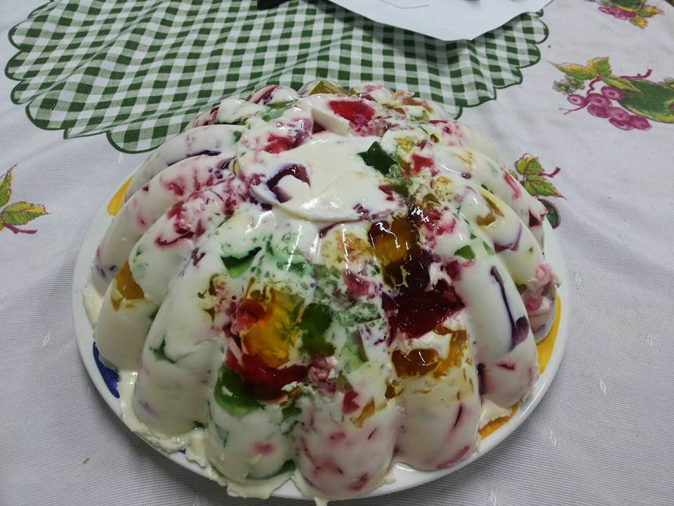 Gelatina colorida é deliciosa e fácil de fazer (Foto: Reprodução)